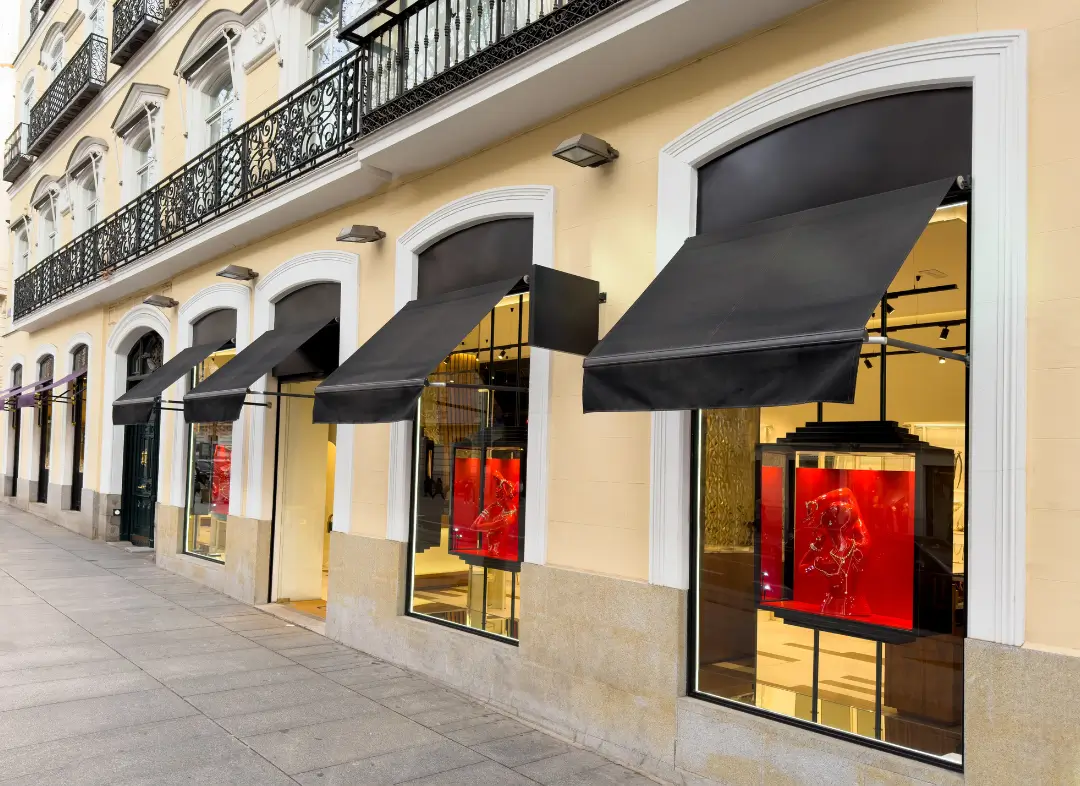 Façade vitrine de magasin en aluminium sur mesure à Aucamville